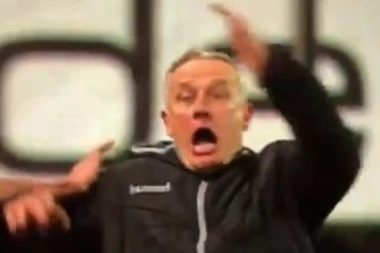 (VIDEO) Komična scena: Kapiten Ajntrahta pokosio trenera Frajburga bez pardona, pa dobio crveni karton!