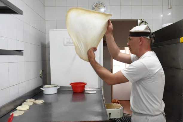 KO ŽELI MOŽE DA ZARADI 1000 EVRA MESEČNO I BESPLATAN STAN! Oglas koji je ŠOKIRAO Srbiju, a to nije sve - ova PEKARA nudi još nešto