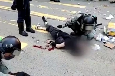 (UZNEMIRUJUĆI VIDEO) Ranjavanje prenošeno uživo: Policijac pucao u demonstranta u Hongkongu!