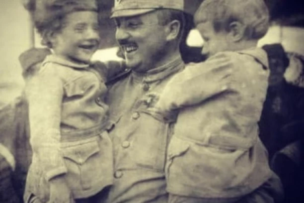 SUTRA OBELEŽAVAMO DAN PRIMIRJA: Kako se ovaj praznik obeležava u svetu i Srbiji, i zašto je njegov simbol u Srbiji Natalijina ramonda?