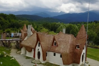 (FOTO, VIDEO) Bajkovita turistička atrakcija: Neobičan glineni dvorac u srcu Transilvanije
