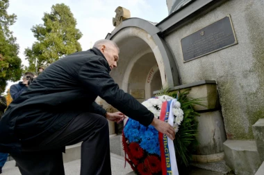 (FOTO) Bocan Harčenko položio venac na Novom groblju i podsetio se izreke: Nećemo vraćati mač u korice dok ne oslobodimo braću Srbe