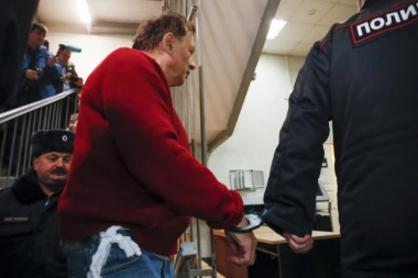 (VIDEO) Zločin o kojem bruji ceo svet: Stručnjak za Napoleona snimljen kako baca delove iskasapljene devojke u reku