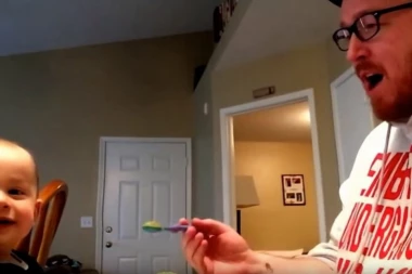 (VIDEO) NAJBOLJI TATA NA SVETUI! Otac peva i hrani bebu, a ona uživa!