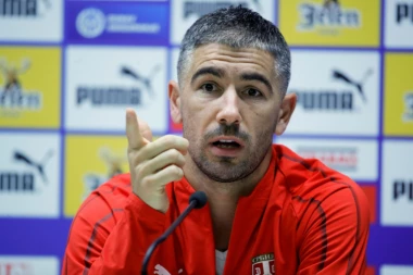 (FOTO) DELIJE U TRANSU: Kolarov u DRESU ZVEZDE, gore društvene mreže!