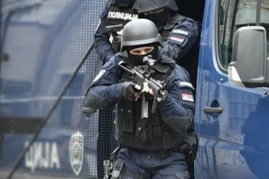 Pljačka u Prolom Banji kakvu svet nije video: Lopovi iz Pošte izvukli ogromnu kasu i vukli je po ulici - policija u potrazi za njima