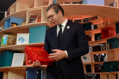 Vučić poklonio knjigu pariskoj "Biblioteci mira"