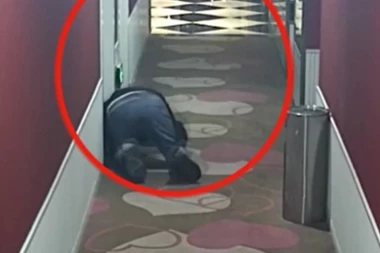 (VIDEO) Pogledajte ovog manijaka: Šunjao se pored hotelskih soba i slušao kako ljudi imaju se*s