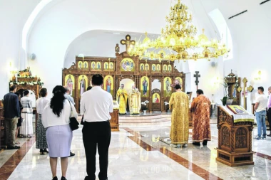 Sinod: Zabraniti nastupe golih pevaljki po svetinjama