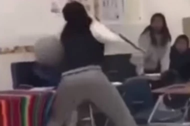 (VIDEO) Jeziv snimak nasilja u školi: Nastavnica isprebijala učenicu, bacila je na pod, a onda nogom htela da joj smrska glavu