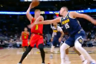 (VIDEO) Šok i neverica: Jokić slučajno povredio protivnika, njemu se ruka uvrnula kao da je od gume!