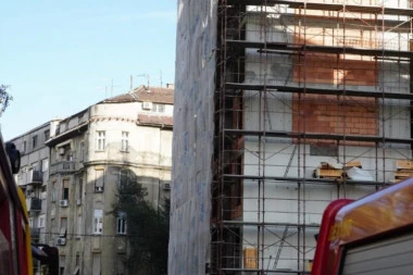 TRAGEDIJA NA ZVEZDARI: Radnik gradilišta pao sa skele koja se kasnije obrušila na njega, ostao na mestu mrtav