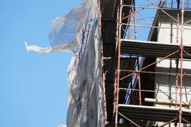 MUŠKARAC PAO SA SKELE NA GRADILIŠTU U ZEMUNU! Hitno prevezen u bolnicu!