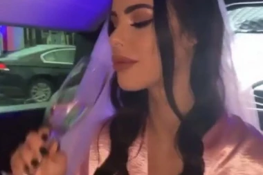 (FOTO) Sve pršti od luksuza i lepotica: Cecina snajka slavi devojačko veče u gala stilu, sve cice u bade mantilima