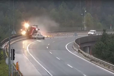 (VIDEO) Snimak stravične saobraćajke u Sloveniji: Auto je udario u kamion i bacio ga preko zaštitne ograde