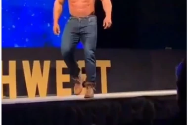 (VIDEO) Kada gineš, gini muški! Bodibilder naduvao mišiće, pa pao s bine k'o metkom pogođen!