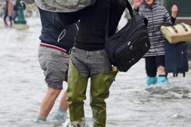 IMA I ŽRTAVA! Haos u Lombardiji zbog poplava! VODA NOSI MOSTOVE, ŠKOLE NE RADE, SAOBRAĆAJ NE FUNKCIONIŠE...!