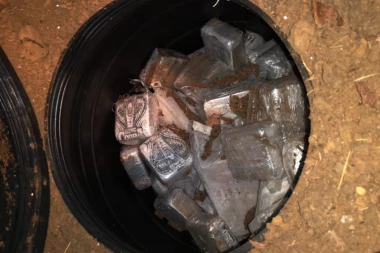 (FOTO, VIDEO) Osvanuo snimak munjevite akcije policije! Evo kako je pala grupa dilera teška 5.000.000 evra