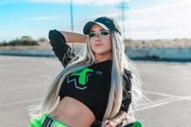 (VIDEO) Jutjuberka snimila pesmu: Oduvaće čak i Baku Praseta!