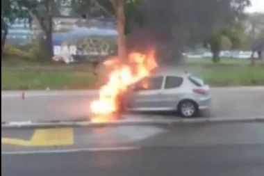 (VIDEO) Dubok naklon! Automobil se zapalio u Bulevaru Zorana Đinđića, a onda su reagovali ONI!