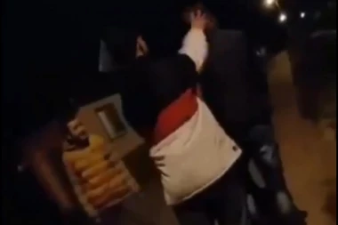 (VIDEO) VRŠNJAČKO NASILJE I KOD SOMBORA! Četvorica maltretiraju jednog, šutiraju ga i guraju u žbunje!