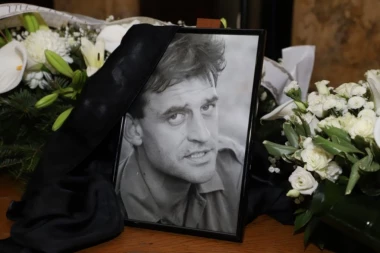 SVI DETALJI SMRTI NAŠEG GLUMCA ISPLIVALI NA VIDELO: Petrućijeva supruga otkrila u kakvom stanju ga je ZATEKLA!