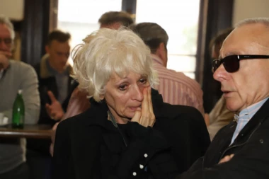 (FOTO) Komemoracija Petrućiju: Porodica i prijatelji sa bolom i tugom u očima opraštaju se od velikana