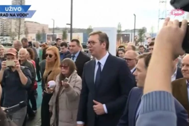 Vučić  prošetao Beogradom na vodi, pohvalio radove na stambenim i poslovnim objektima