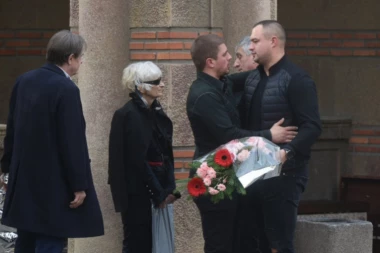 (FOTO) Petrućijev sin slomljen od bola na očevoj sahrani: Zadrugari došli da mu pruže podršku u najtežim trenucima!