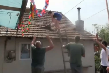 (VIDEO) Kuma odlepila na svadbi: Popela se na krov i srušila pola kuće tokom veselja