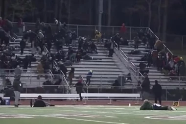 (VIDEO) STRAVIČAN SNIMAK: Manijak pucao na ljude na tribinama usred utakmice!