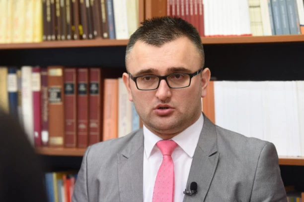 NEMA IZBORA BEZ IZNENAĐENJA! Klačar o kampanji: Bez velike teme, stranke ostavile adute za finiš