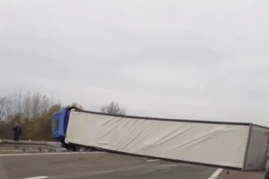 ZAUSTAVLJEN SAOBRAĆAJ U BLIZINI AERODROMA: Prevrnuo se šleper, vozač udario glavu!