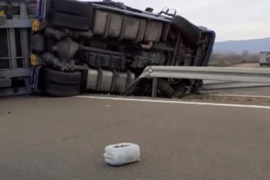 SAOBRAĆAJNA NESREĆA KOD LEPOSAVIĆA: Šleper sleteo sa puta, probio zaštitnu ogradu, vozač pukom srećom ostao živ