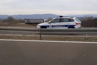 Horor na Ibarskoj: Vozač kombija hitno prevezen u Urgentni, drugi ostao na mestu mrtav