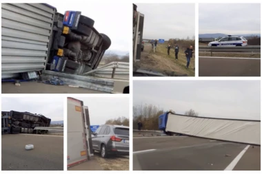 (FOTO) Udes na auto-putu: Prevrnuo se šleper, saobraćaj blokiran