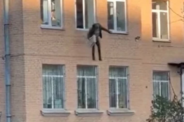(VIDEO) Jezivi snimak! Pobegao iz policijske stanice: Skočio kroz prozor sa radijatorom oko ruke