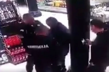(VIDEO) Uhapšen migrant u Beogradu: Pokušao da otme pištolj policajcu, uzvikivao "Alahu egber"?