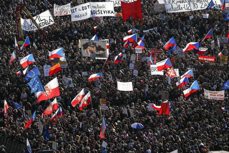 ČESI USTALI PROTIV SIROMAŠTVA: Veliki protest u centru Praga (VIDEO)