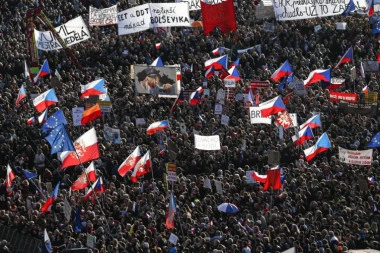 ČESI USTALI PROTIV SIROMAŠTVA: Veliki protest u centru Praga (VIDEO)