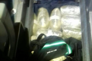 (FOTO) UHAPŠENA DVA VOZAČA NA HORGOŠU: U podu autobusa krili 56 kg droge