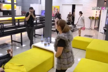 (VIDEO) Otrovaću se, umreću sada: Miljana pronašla mrtvog miša u kući pa ga nosila sa sobom!