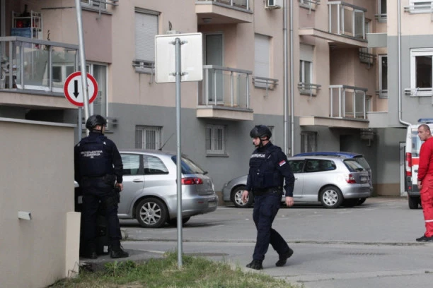 DETALJI POKUŠAJA UBISTVA MALOLETNIKA NA VOŽDOVCU JEŽE DO KOSTIJU! Hladnokrvnost napadača (14) koji mu je zario nož kod srca ŠOKIRALA ČAK I POLICAJCE!