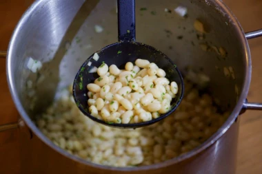 Ovih 5 namirnica pobeđuju RAK! Malo belog pasulja, ribe, zelenog čaja...