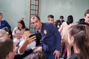 (FOTO) "Orlići" u društvu legendi Zvezde i Partizana obradovali osnovce!