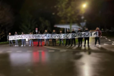 (FOTO) Nezadovoljni navijači presreli reprezentaciju: "Poznajete li osećaj zove se sramota?"!