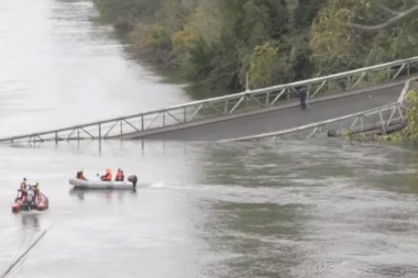 (VIDEO) Dve osobe poginule zbog rušenja mosta