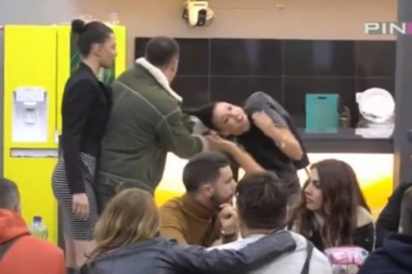 (VIDEO) Haos u Beloj kući! Tara fizički nasrnula na Maju i brutalno je izvređala: Operi pi*ku!