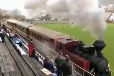 (VIDEO) Zamisli žuriš na utakmicu? Nema problema, voz će te odvesti pravo do tribina!