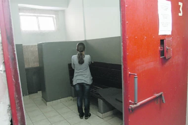 DOLIJALA! Policija uhapsila prevarantkinju iz Bačke Palanke: Isti stan iznajmilo devetoro podstanara!